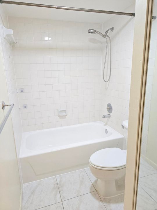 合同活跃: $2,200 (2 贝兹, 2 浴室, 1236 平方英尺)