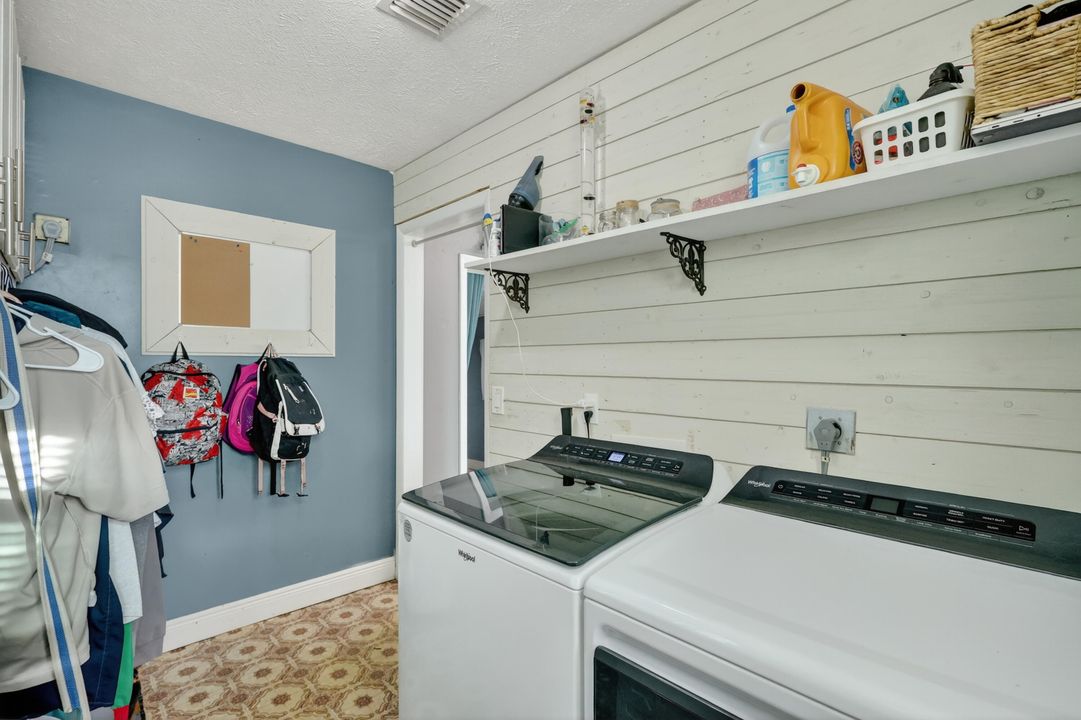 En Venta: $360,000 (3 camas, 2 baños, 1296 Pies cuadrados)