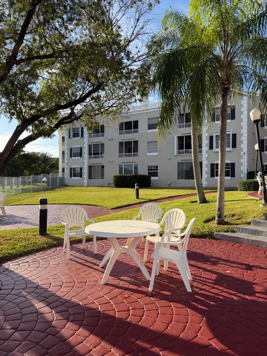 For Rent: $1,700 (1 beds, 1 baths, 900 Square Feet)