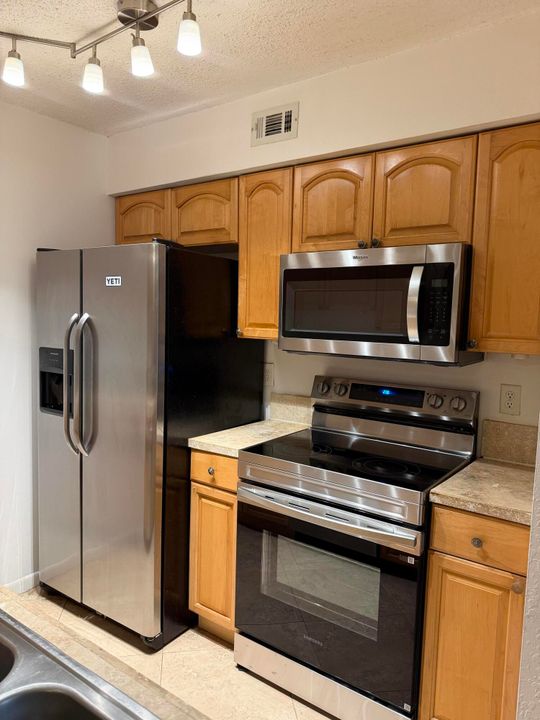 For Rent: $1,700 (1 beds, 1 baths, 900 Square Feet)