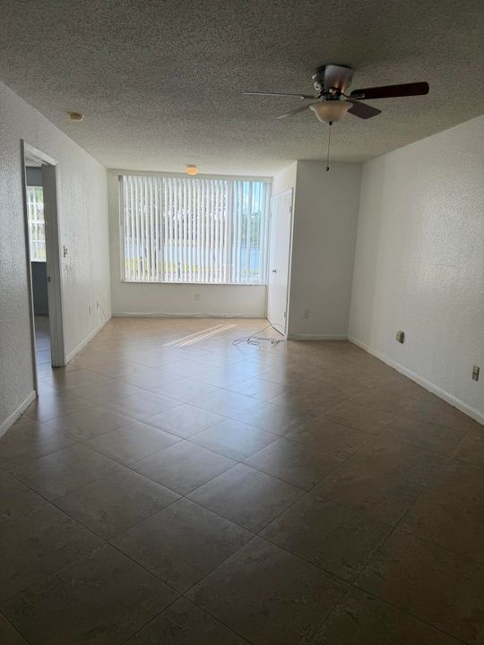For Rent: $1,700 (1 beds, 1 baths, 900 Square Feet)