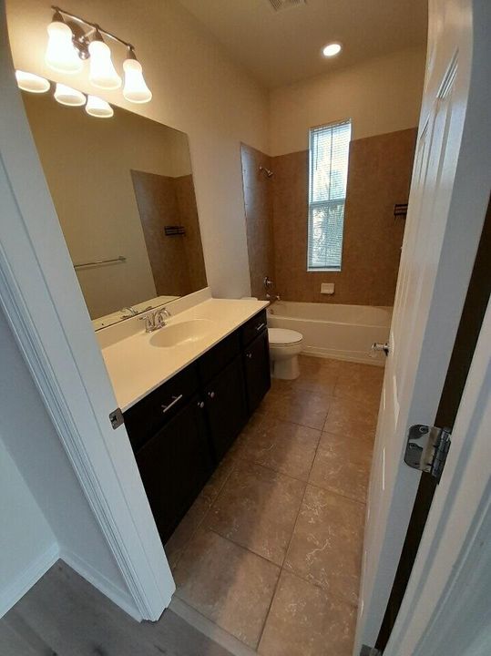 出租: $3,200 (3 贝兹, 2 浴室, 1601 平方英尺)