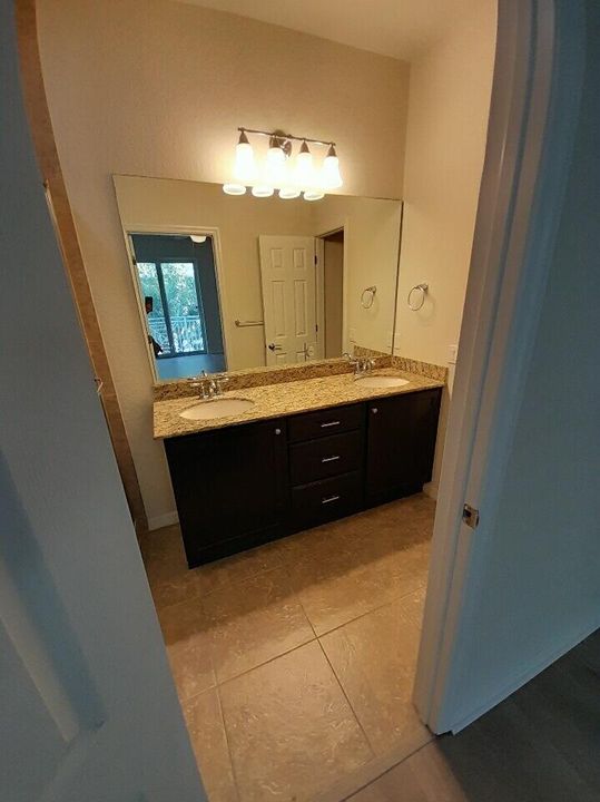 出租: $3,200 (3 贝兹, 2 浴室, 1601 平方英尺)