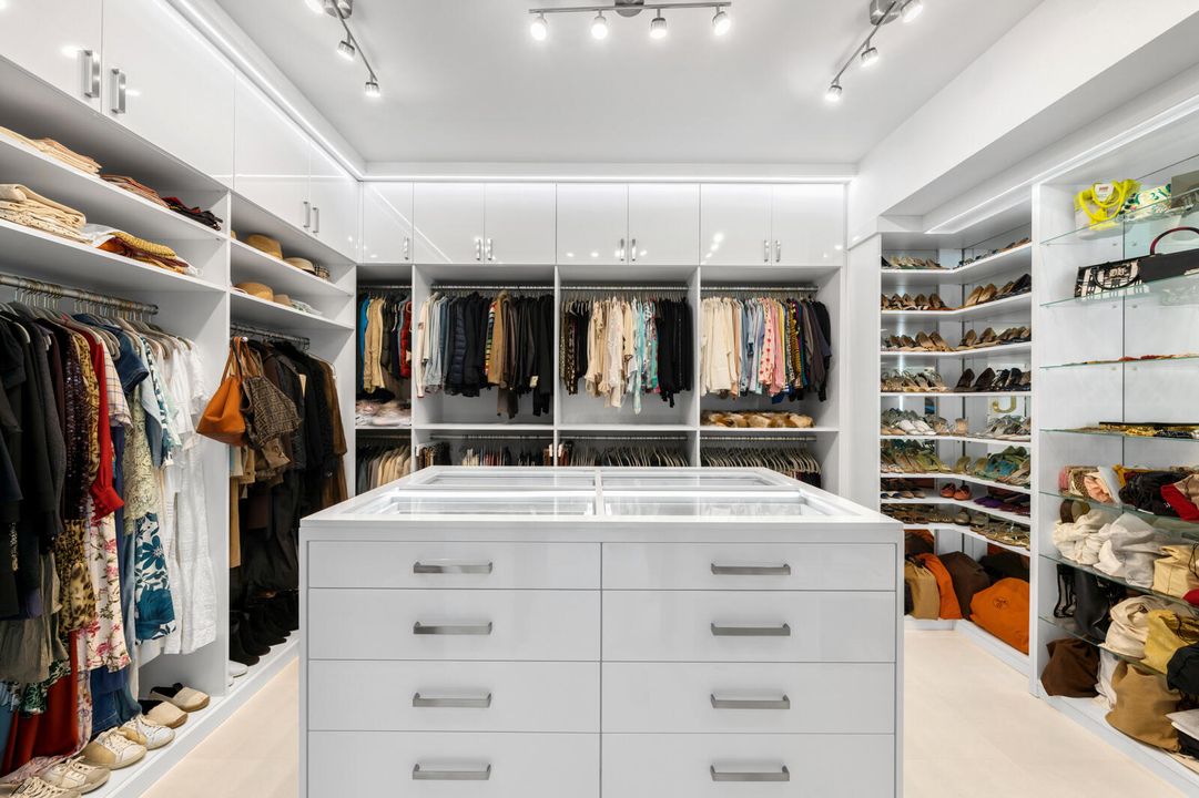 For Sale: $14,495,000 (6 beds, 7 baths, 7911 Square Feet)