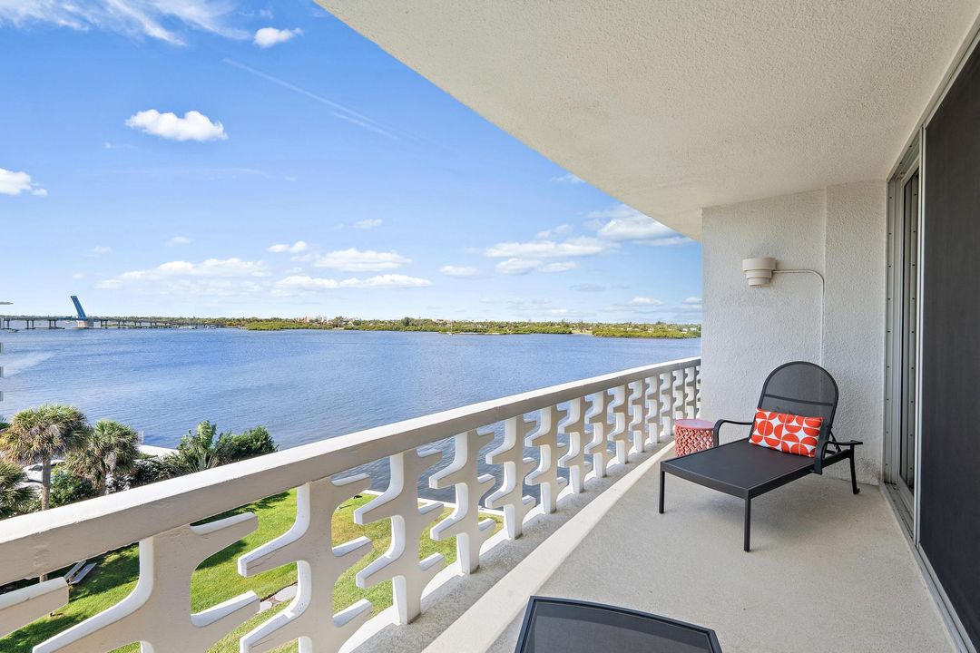 For Sale: $1,250,000 (2 beds, 2 baths, 1212 Square Feet)