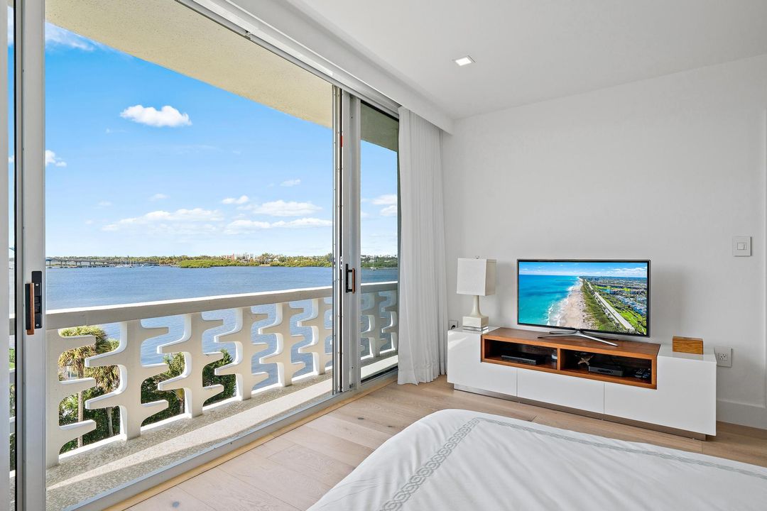 For Sale: $1,250,000 (2 beds, 2 baths, 1212 Square Feet)