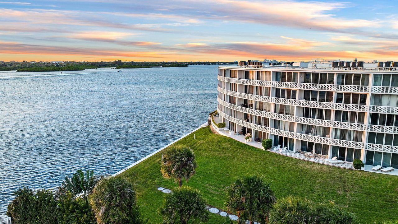 For Sale: $1,250,000 (2 beds, 2 baths, 1212 Square Feet)