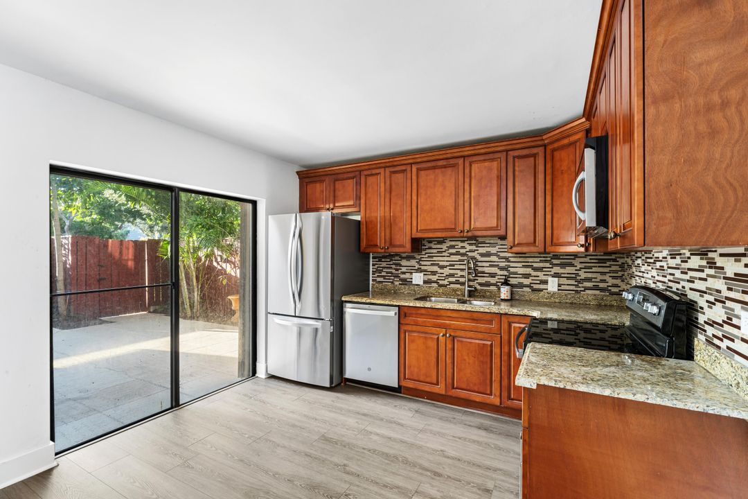 For Rent: $2,800 (3 beds, 2 baths, 1572 Square Feet)