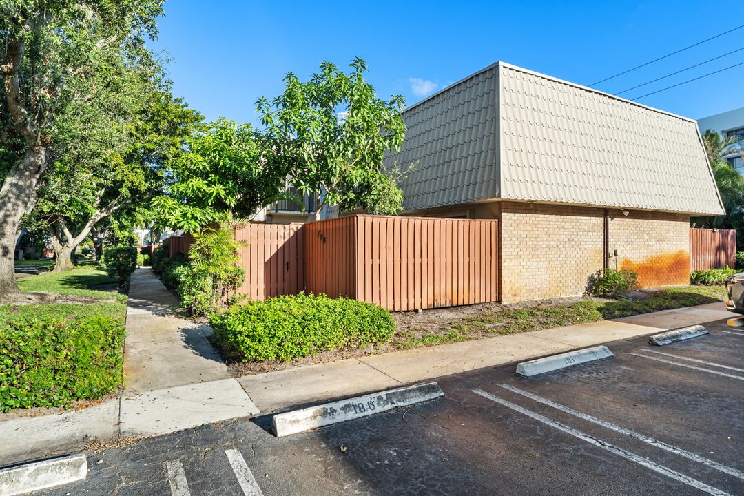 For Rent: $2,800 (3 beds, 2 baths, 1572 Square Feet)