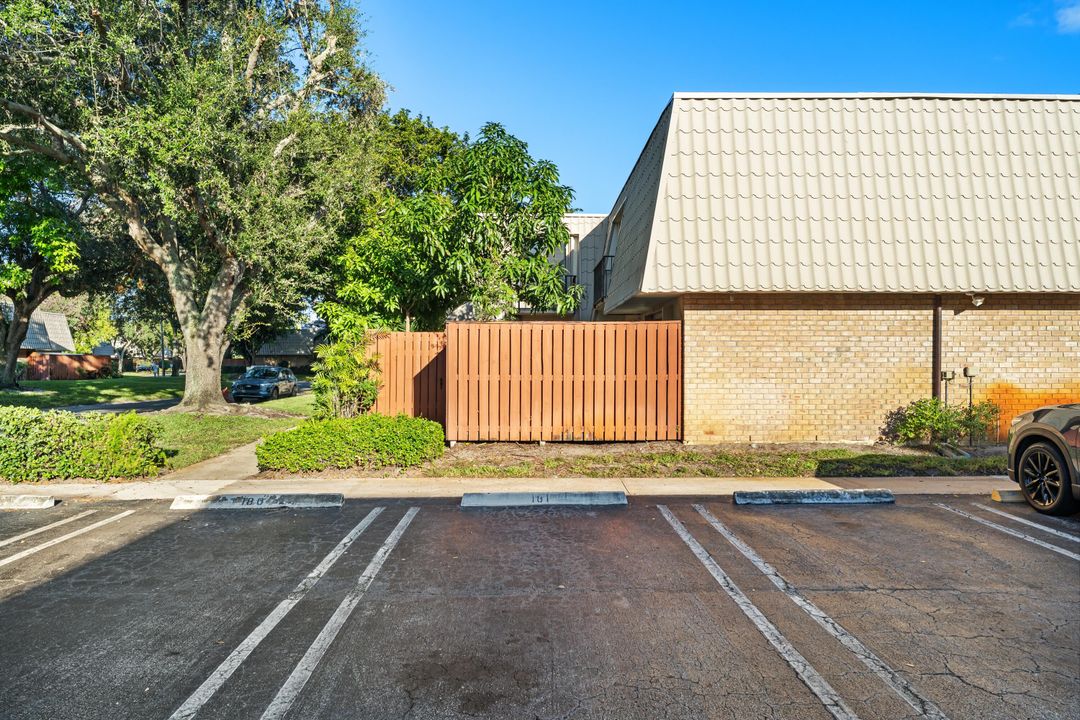 For Rent: $2,800 (3 beds, 2 baths, 1572 Square Feet)