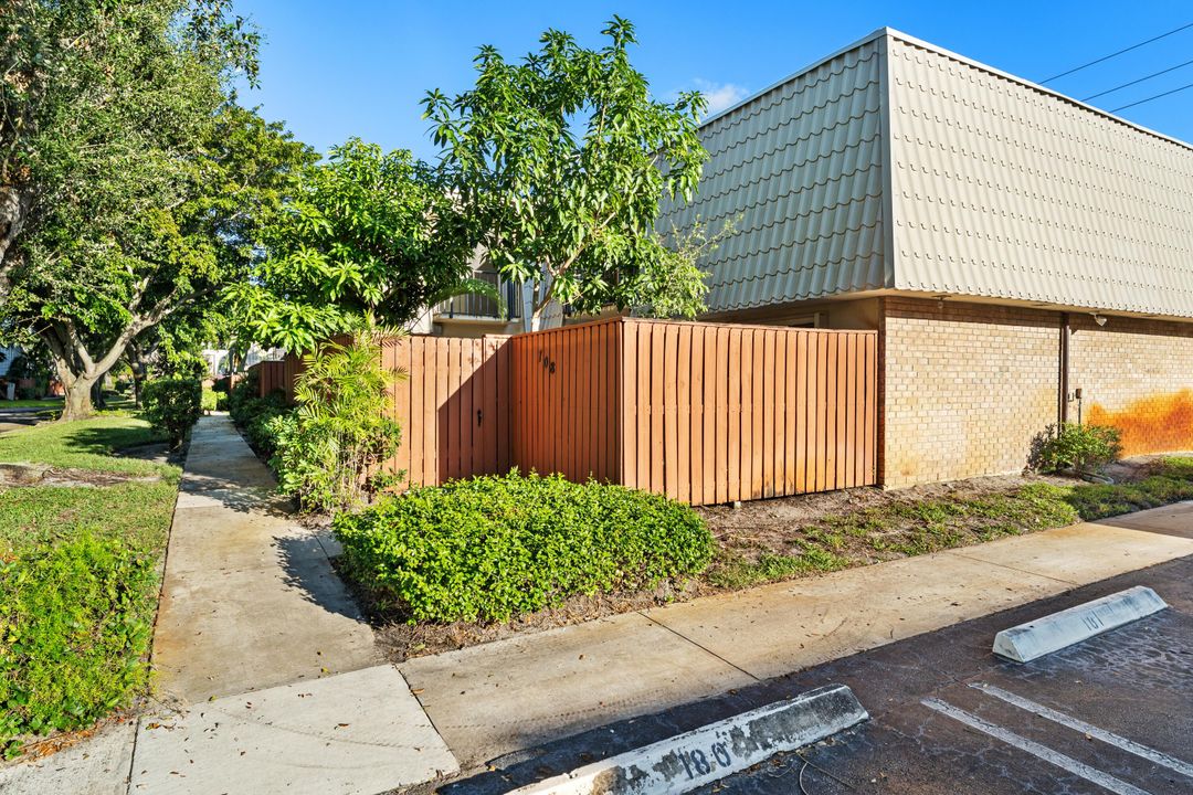 For Rent: $2,800 (3 beds, 2 baths, 1572 Square Feet)