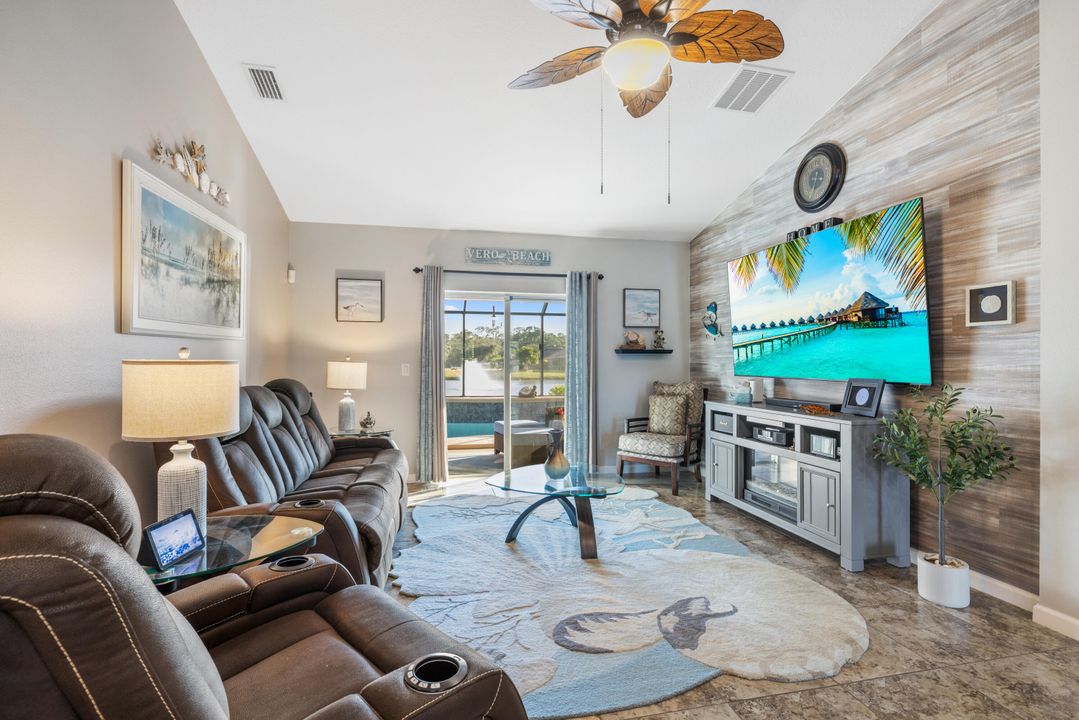 Под контрактом: $455,000 (3 спален, 2 ванн, 1555 Квадратных фут)