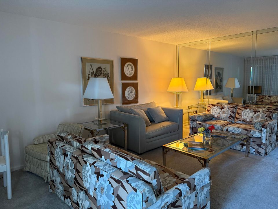 For Rent: $2,500 (2 beds, 1 baths, 820 Square Feet)