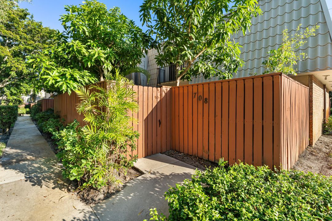 For Rent: $2,800 (3 beds, 2 baths, 1572 Square Feet)