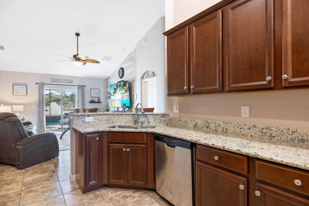 Под контрактом: $455,000 (3 спален, 2 ванн, 1555 Квадратных фут)