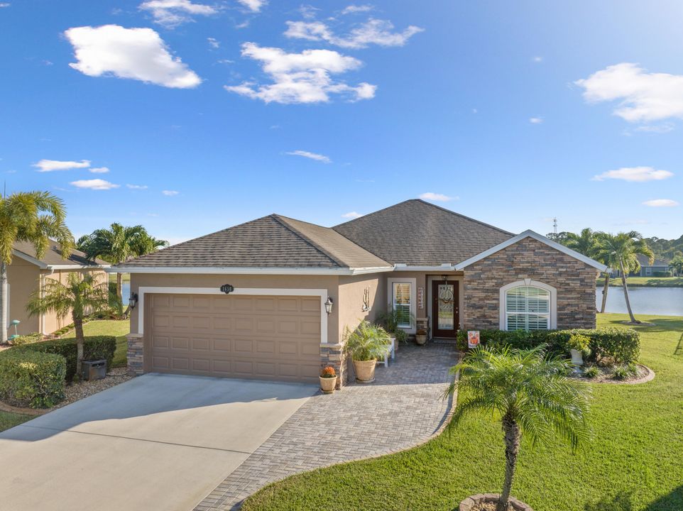 Под контрактом: $455,000 (3 спален, 2 ванн, 1555 Квадратных фут)