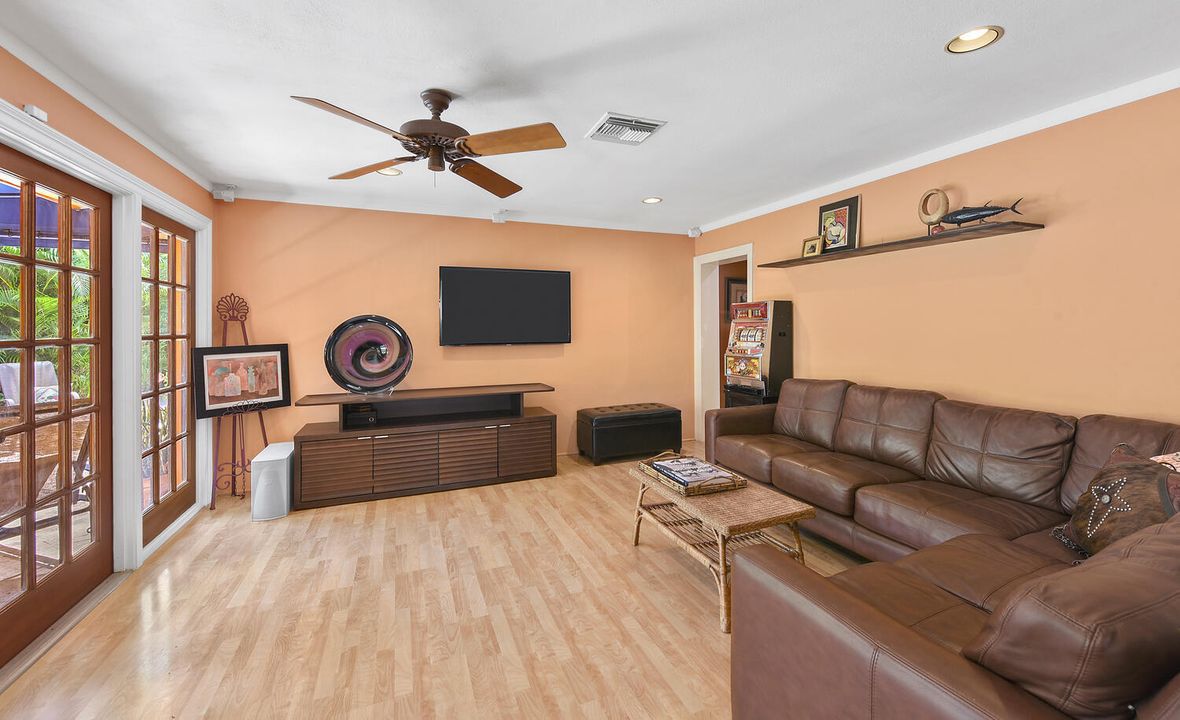 For Sale: $1,030,000 (3 beds, 2 baths, 1863 Square Feet)