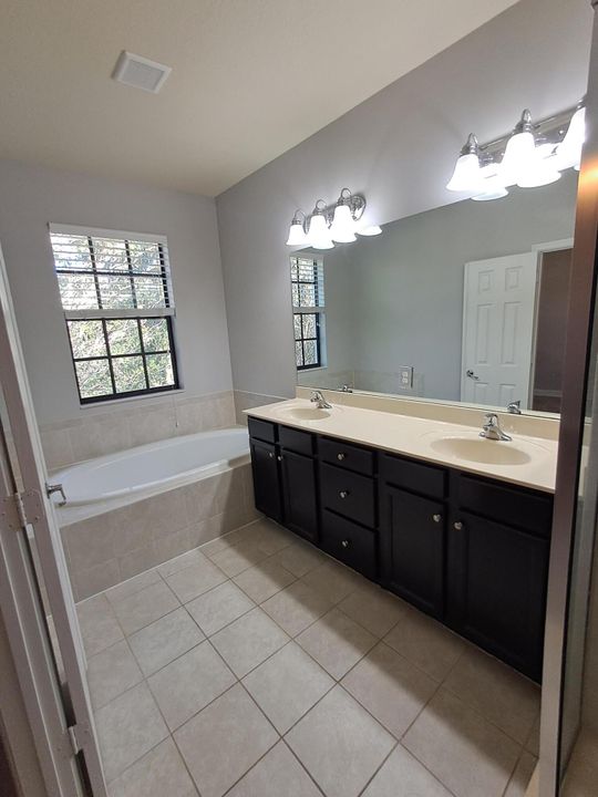 For Rent: $2,900 (3 beds, 2 baths, 1983 Square Feet)