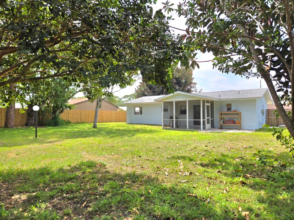 For Sale: $314,900 (2 beds, 2 baths, 932 Square Feet)