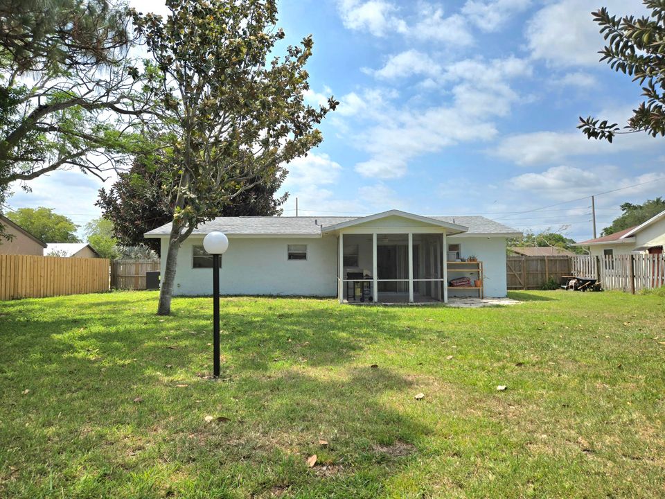 For Sale: $314,900 (2 beds, 2 baths, 932 Square Feet)