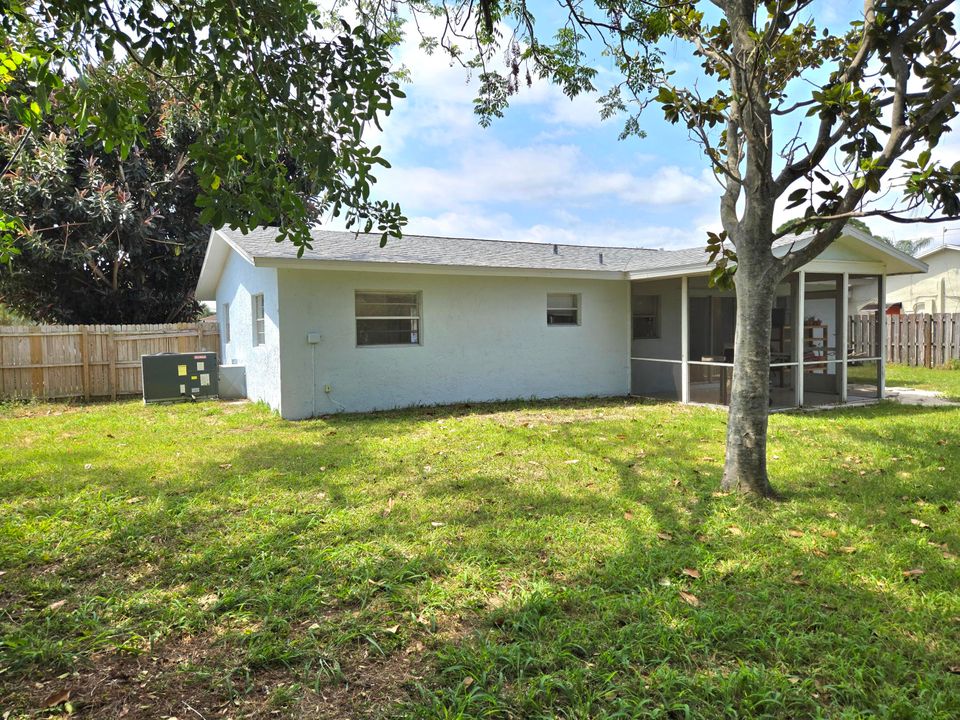 For Sale: $314,900 (2 beds, 2 baths, 932 Square Feet)