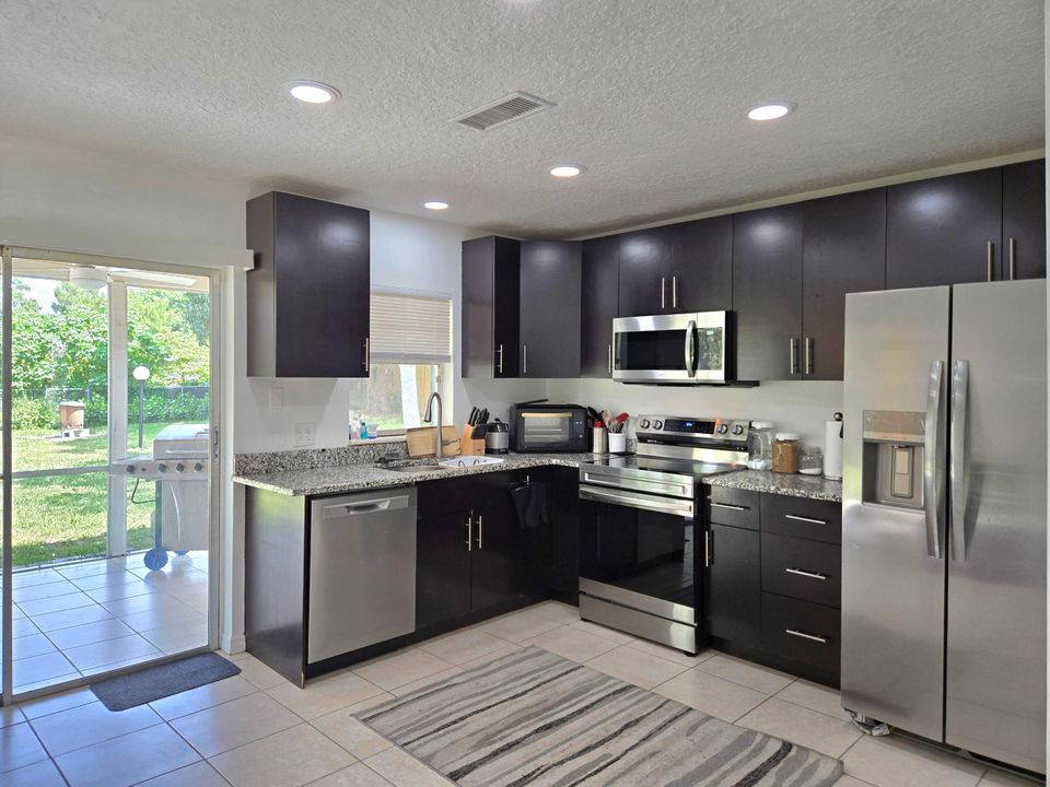 For Sale: $314,900 (2 beds, 2 baths, 932 Square Feet)