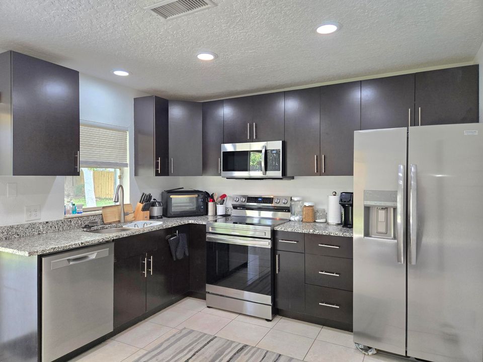 For Sale: $314,900 (2 beds, 2 baths, 932 Square Feet)