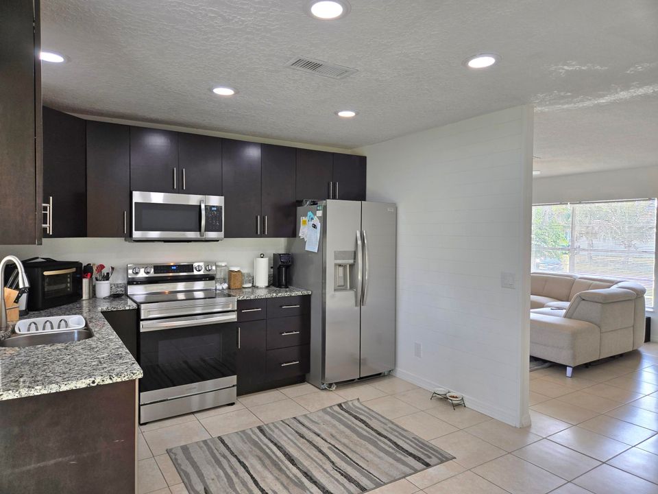 For Sale: $314,900 (2 beds, 2 baths, 932 Square Feet)