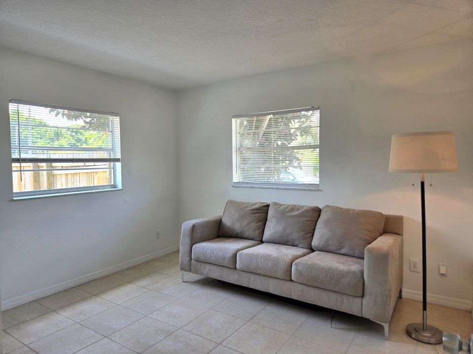 For Sale: $314,900 (2 beds, 2 baths, 932 Square Feet)