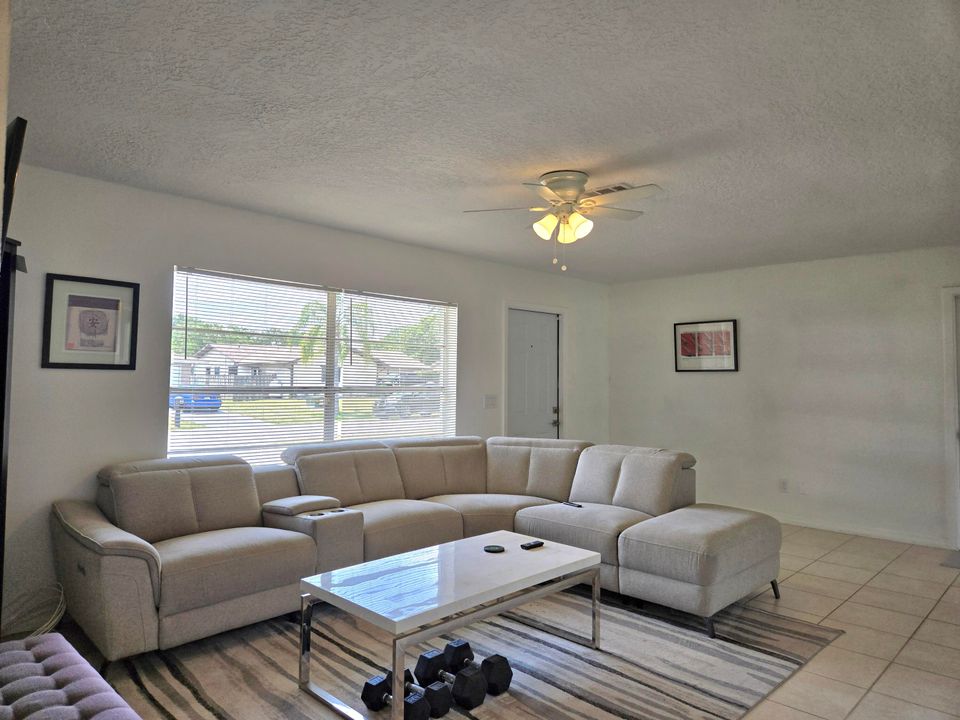 For Sale: $314,900 (2 beds, 2 baths, 932 Square Feet)