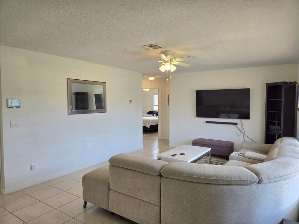 For Sale: $314,900 (2 beds, 2 baths, 932 Square Feet)