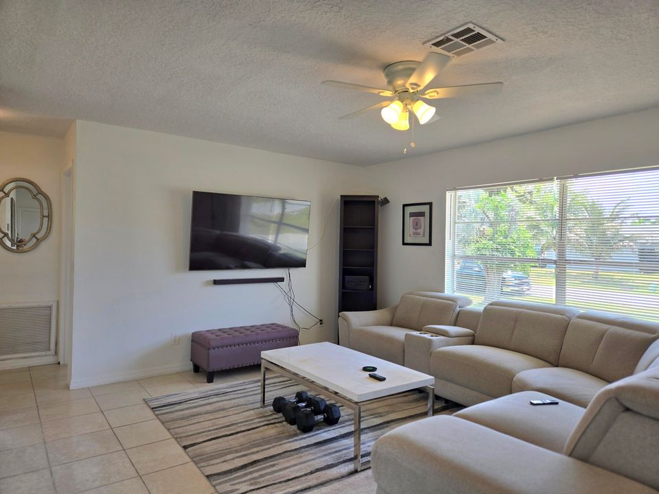 For Sale: $314,900 (2 beds, 2 baths, 932 Square Feet)