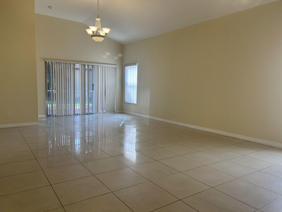 For Rent: $3,400 (4 beds, 2 baths, 1580 Square Feet)