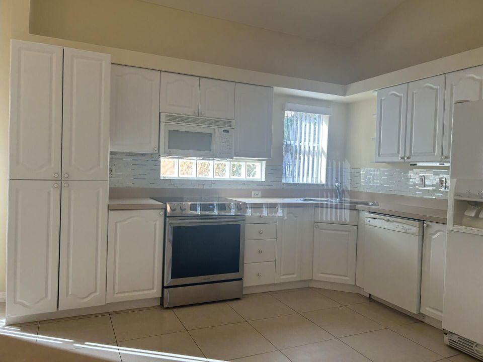 For Rent: $3,400 (4 beds, 2 baths, 1580 Square Feet)