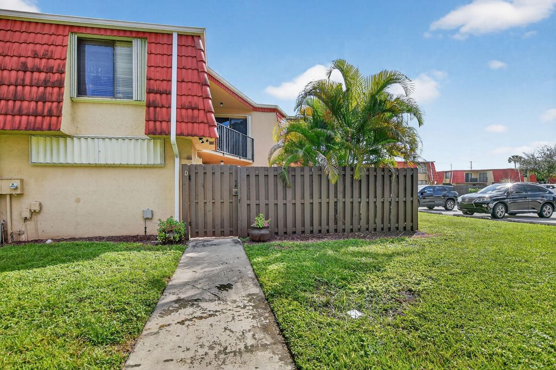 For Sale: $369,000 (2 beds, 2 baths, 1302 Square Feet)