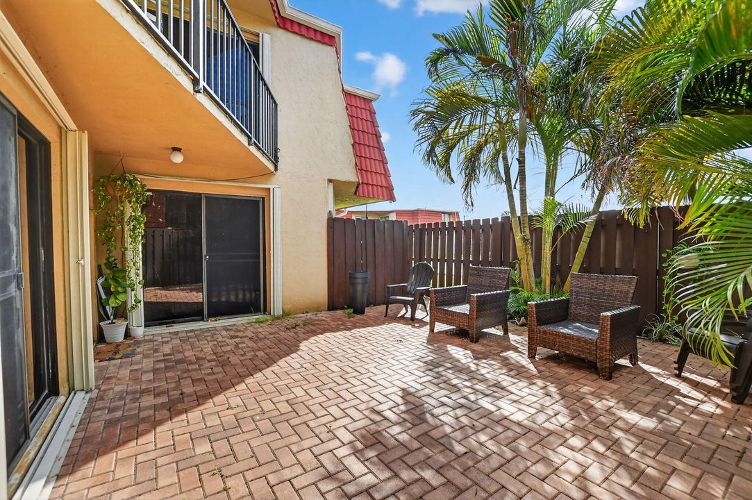 For Sale: $369,000 (2 beds, 2 baths, 1302 Square Feet)