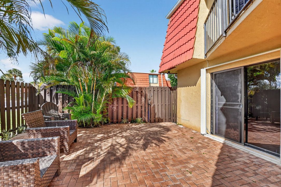 For Sale: $369,000 (2 beds, 2 baths, 1302 Square Feet)