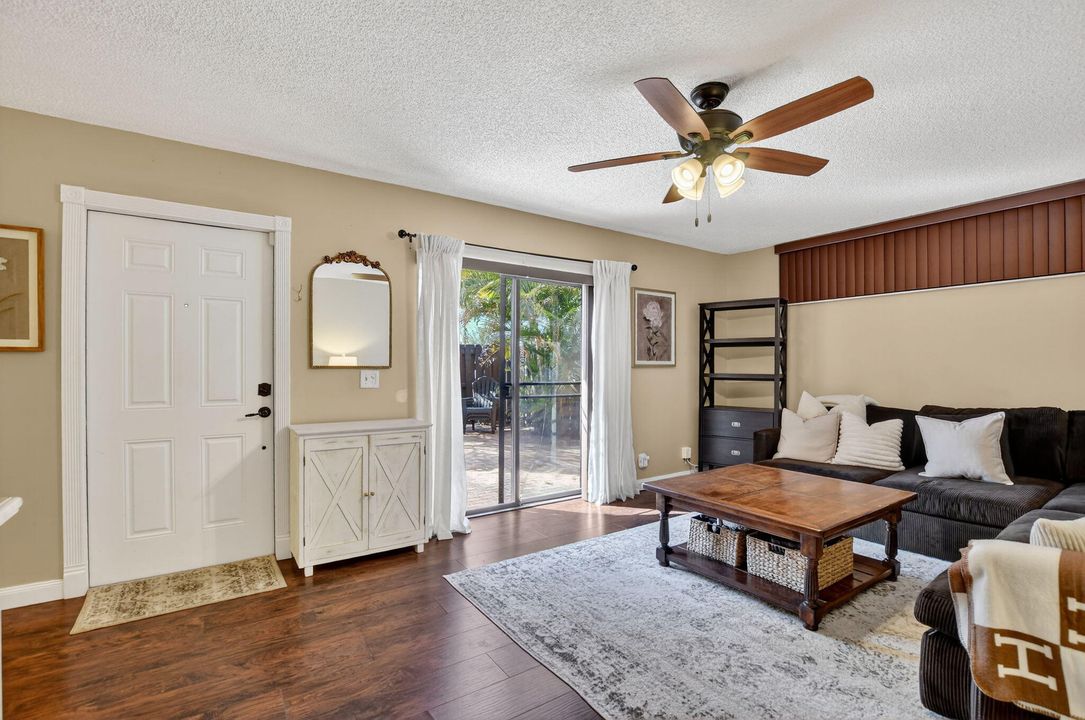 For Sale: $369,000 (2 beds, 2 baths, 1302 Square Feet)