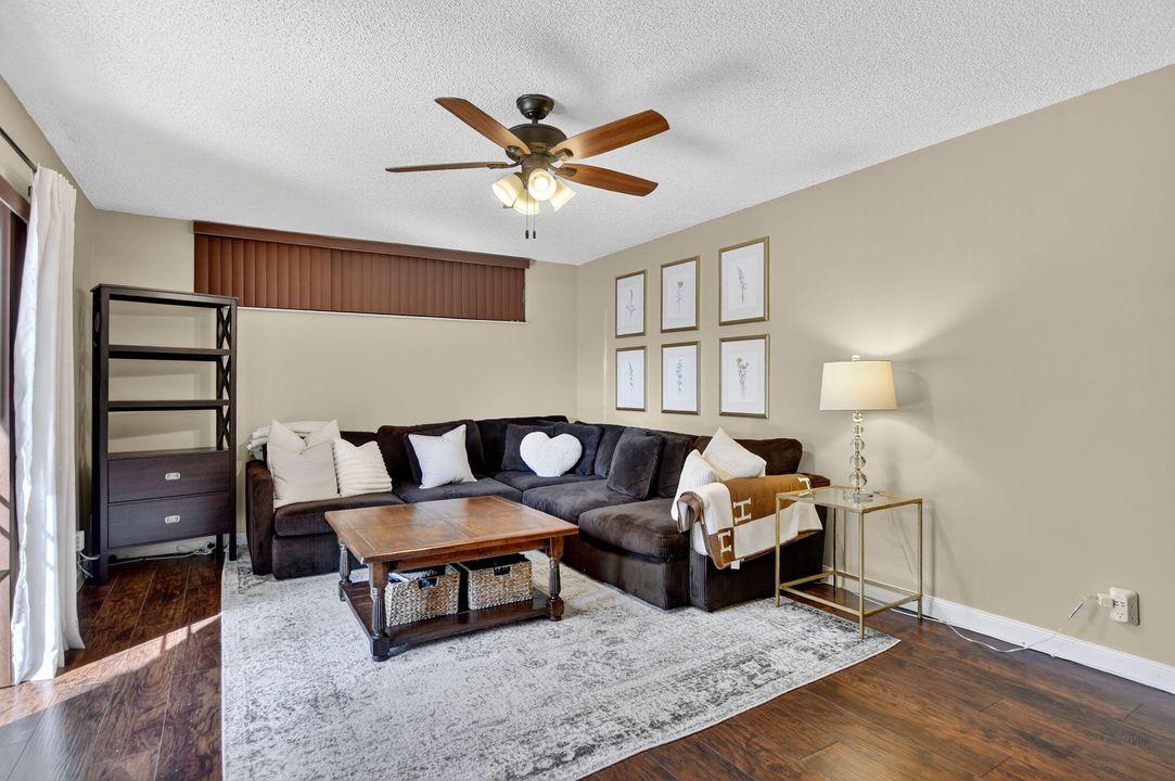 For Sale: $369,000 (2 beds, 2 baths, 1302 Square Feet)