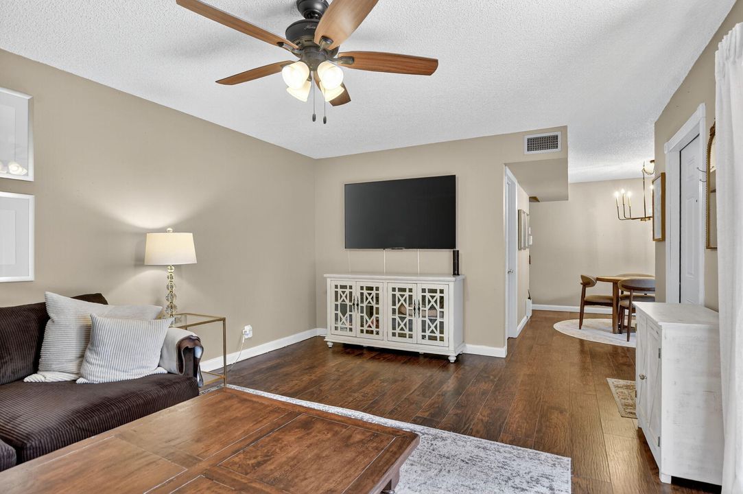 For Sale: $369,000 (2 beds, 2 baths, 1302 Square Feet)