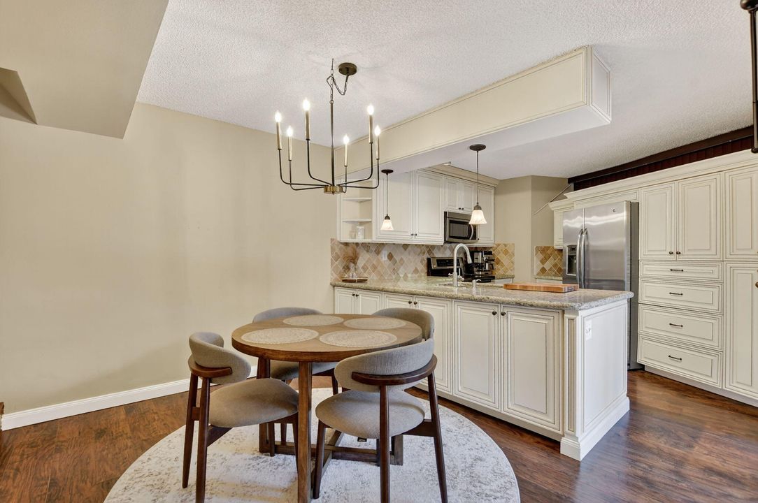 For Sale: $369,000 (2 beds, 2 baths, 1302 Square Feet)