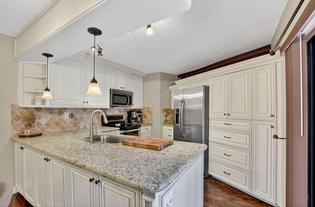 For Sale: $369,000 (2 beds, 2 baths, 1302 Square Feet)