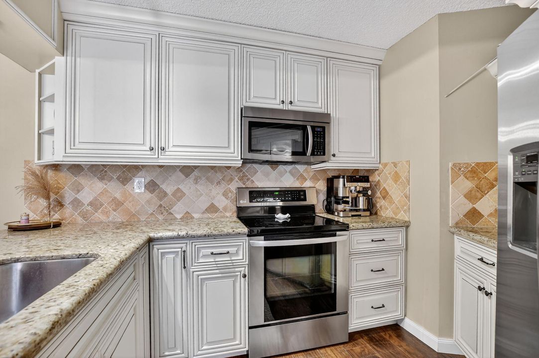 For Sale: $369,000 (2 beds, 2 baths, 1302 Square Feet)