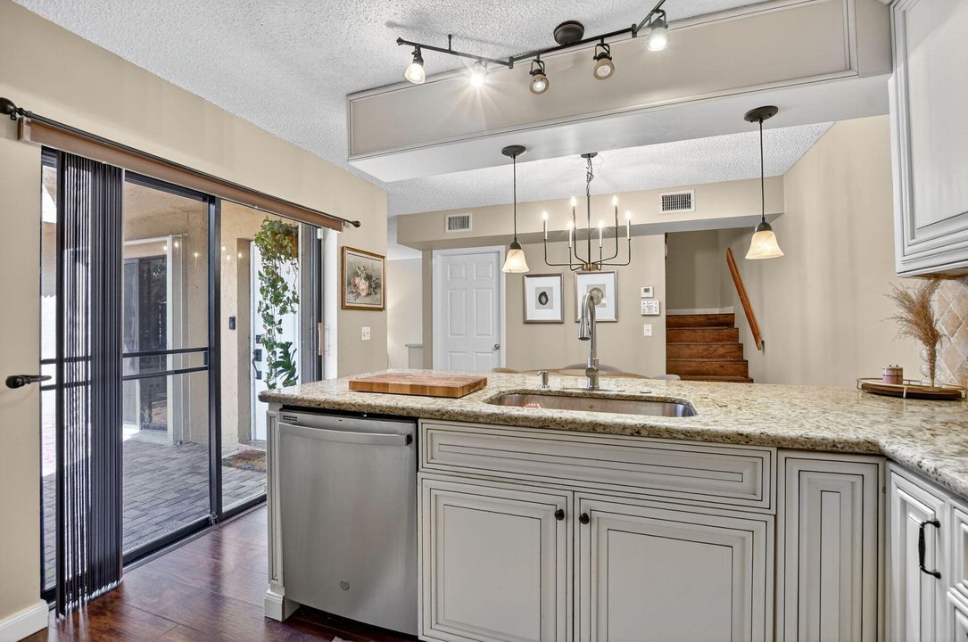 For Sale: $369,000 (2 beds, 2 baths, 1302 Square Feet)