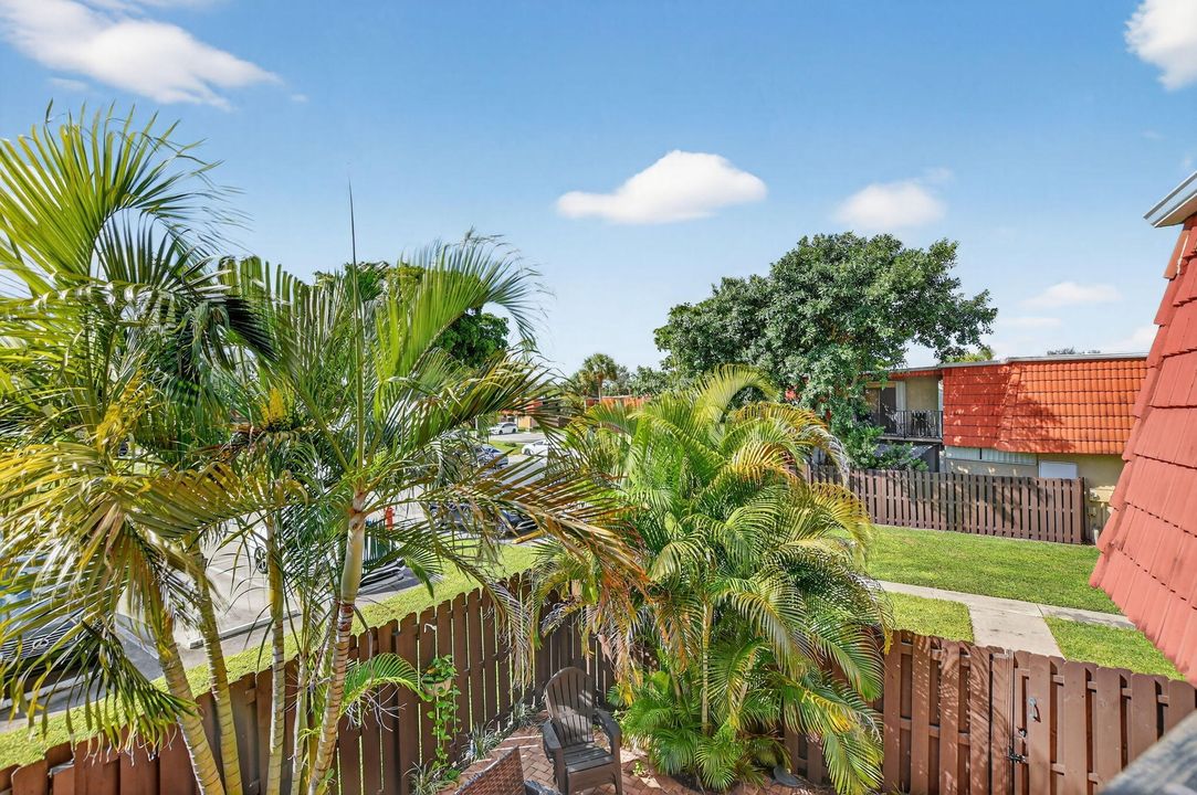 For Sale: $369,000 (2 beds, 2 baths, 1302 Square Feet)