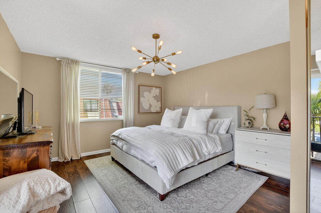 For Sale: $369,000 (2 beds, 2 baths, 1302 Square Feet)