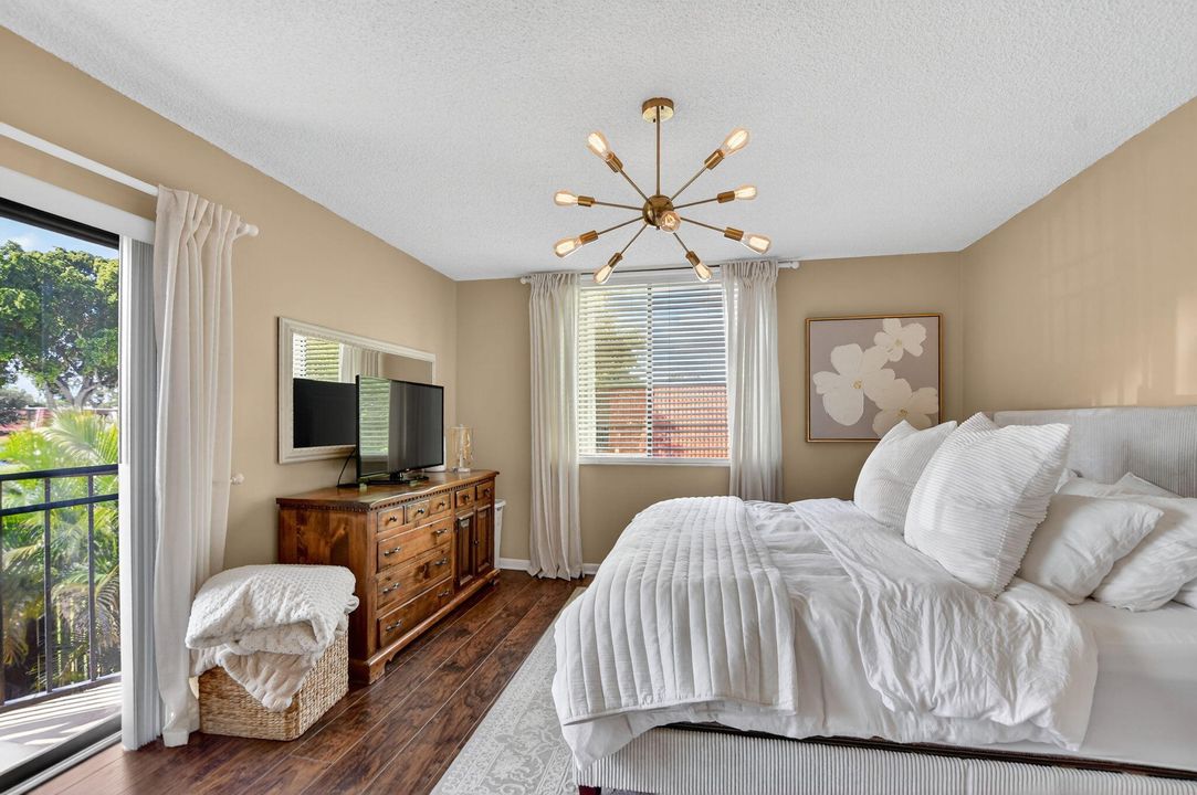 For Sale: $369,000 (2 beds, 2 baths, 1302 Square Feet)