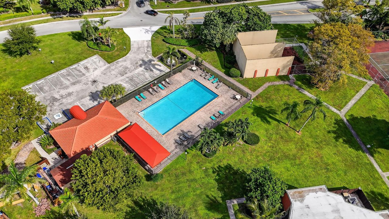 For Sale: $369,000 (2 beds, 2 baths, 1302 Square Feet)