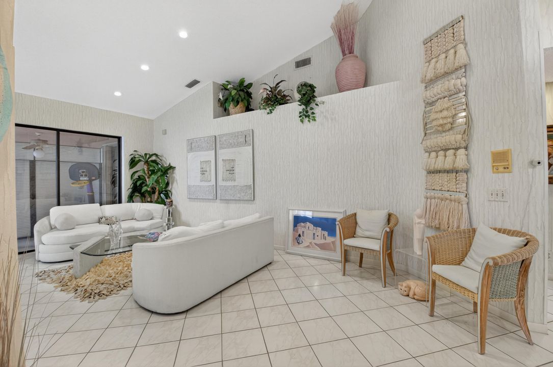 For Sale: $299,000 (2 beds, 2 baths, 1657 Square Feet)