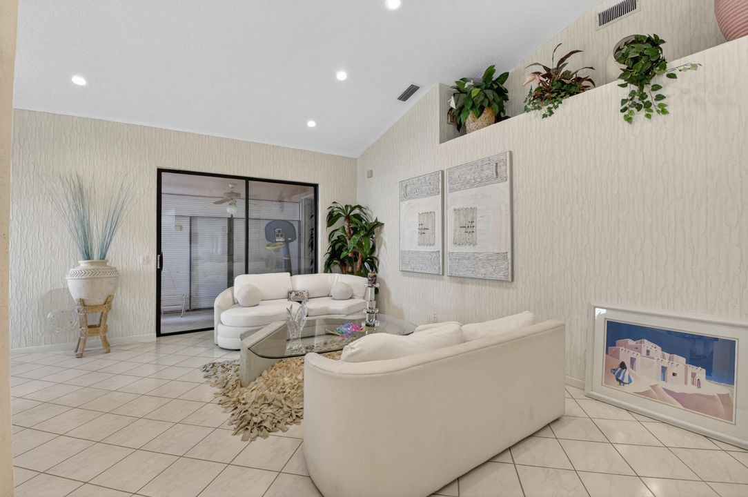 For Sale: $299,000 (2 beds, 2 baths, 1657 Square Feet)